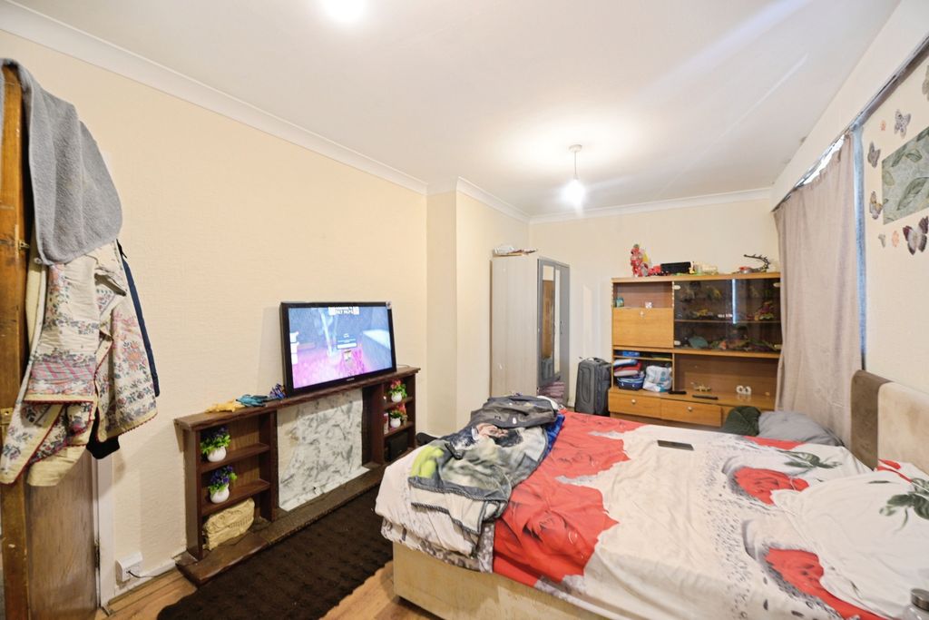 Property photo 2 of 16 Bedroom/Lounge