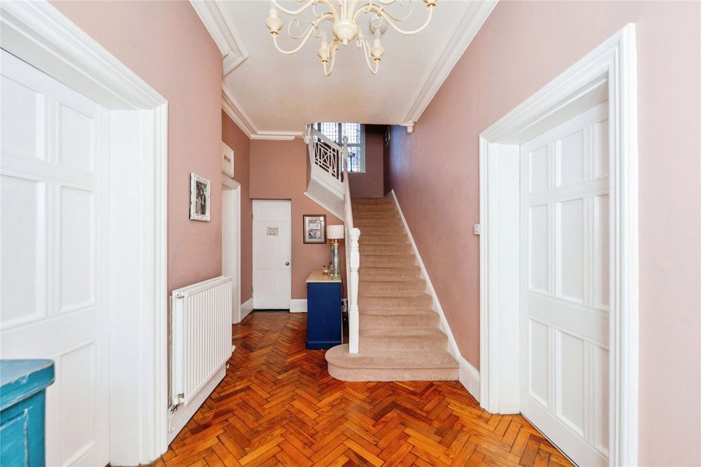 Property photo 3 of 34 Entrance Hall