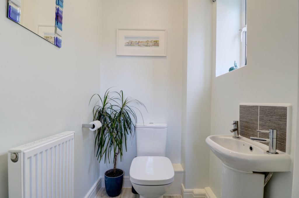 Property photo 2 of 28 Gf WC