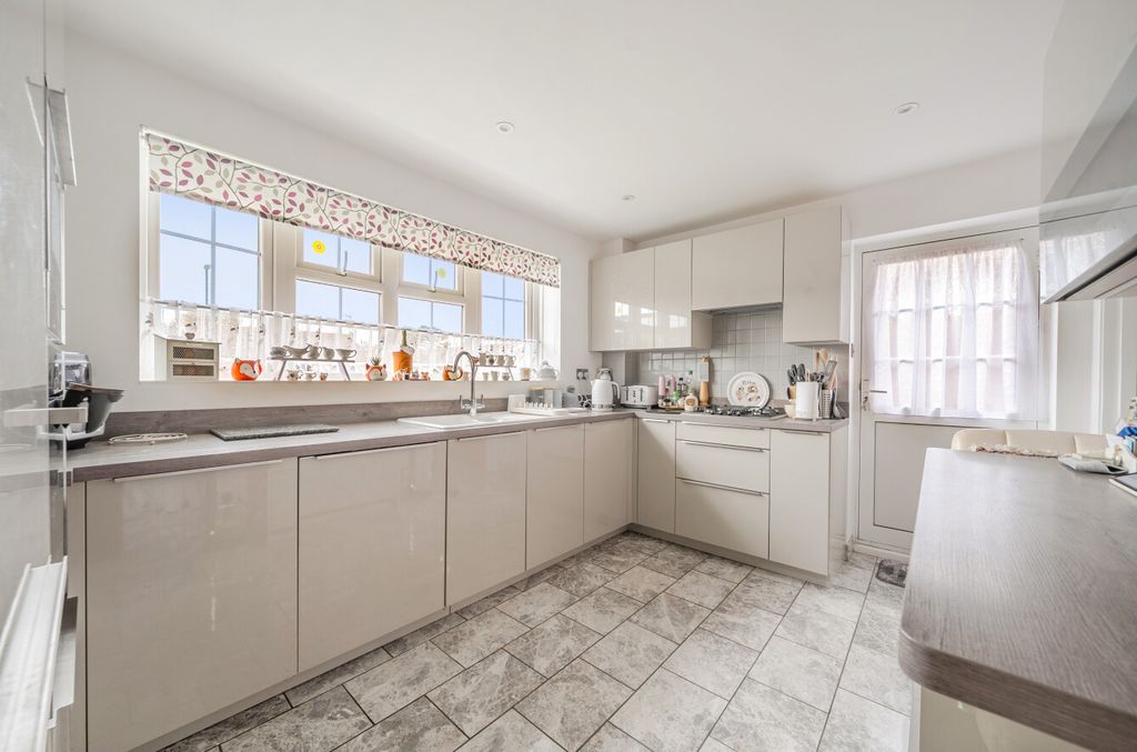 Property photo 3 of 15 1530363-6-1A116Fb...