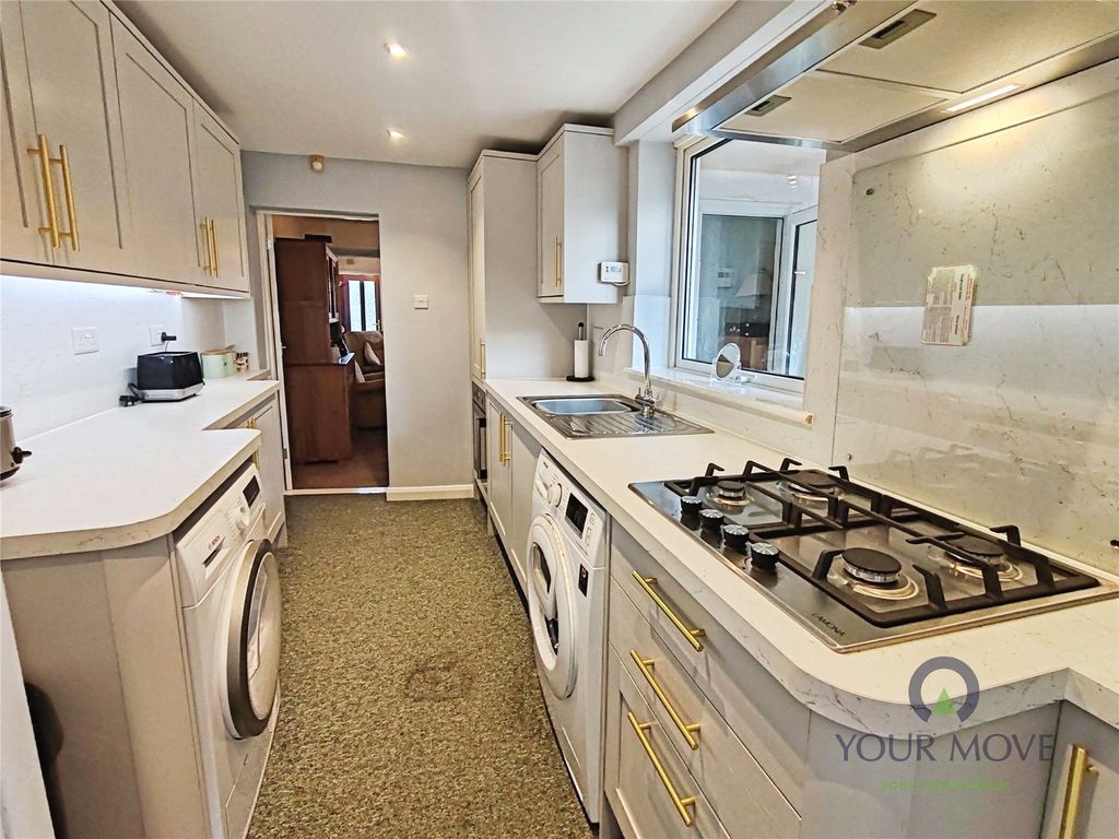 Property photo 3 of 10 Kitchen