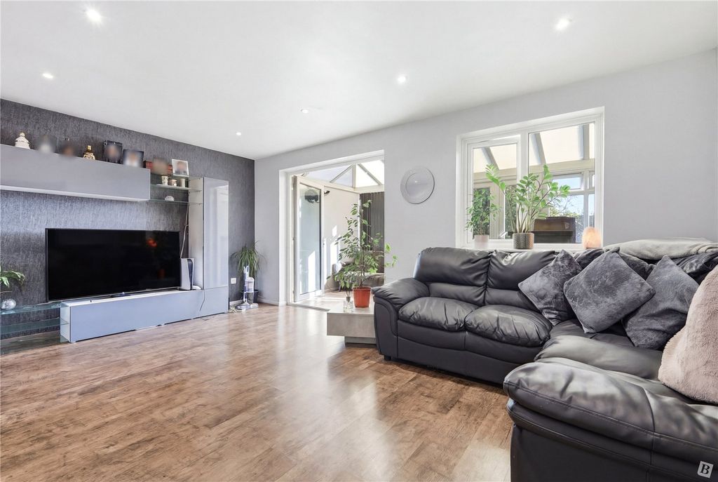 Property photo 3 of 27 Lounge