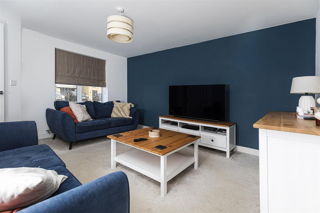 Property photo 3 of 31 Living Room