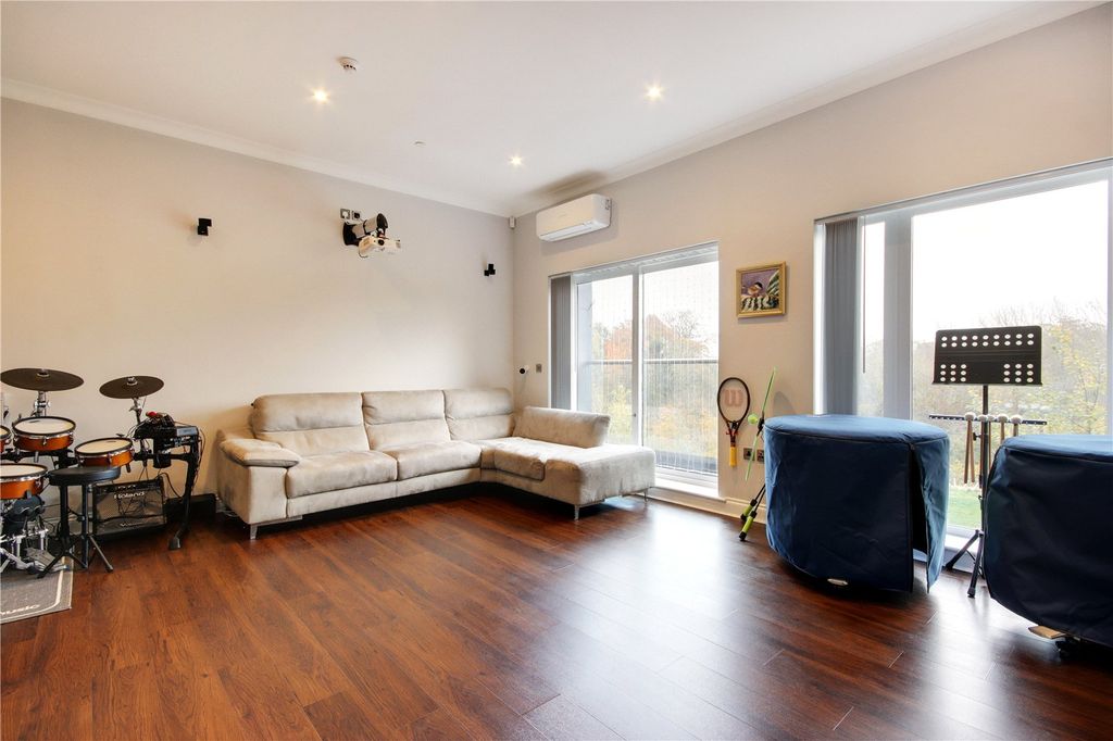 Property photo 3 of 15 Sitting Room