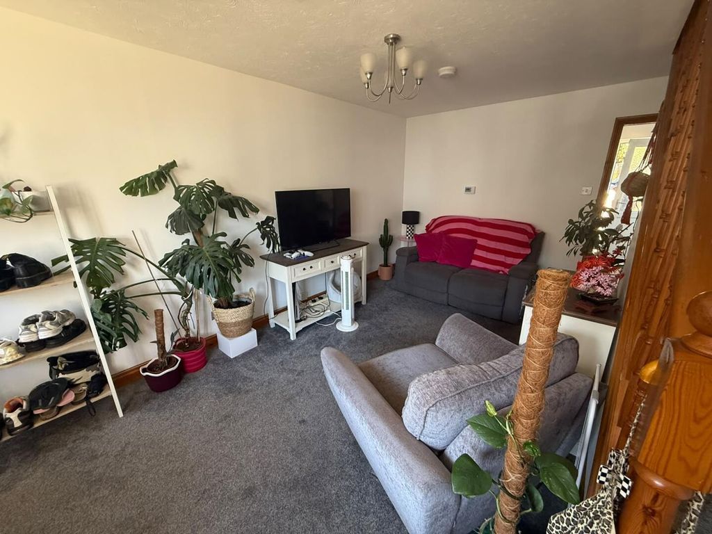 Property photo 3 of 7 Living Room