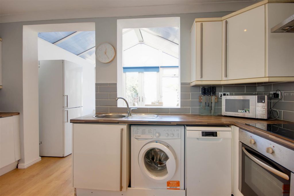 Property photo 3 of 10 Kitchen