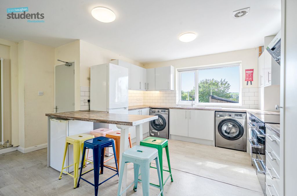 Property photo 2 of 13 0Ef05785-489A-4E5...