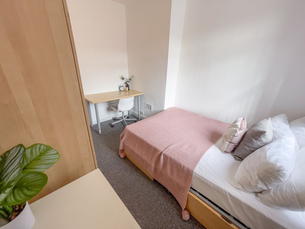 Property photo 3 of 10 C9E3C0DC-0Da9-490B-9293-48Ea4D4E100D_1_100_O