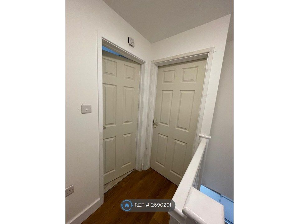 Property photo 2 of 7 Bedroom Entrace