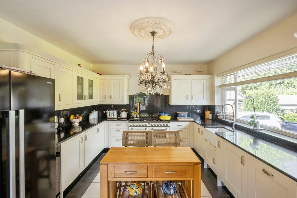 Property photo 3 of 18 Kitchen
