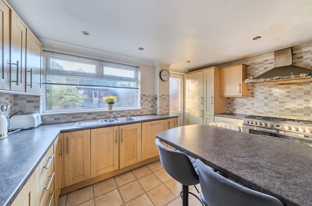 Property photo 2 of 19 1395362-7-695Bdd8...