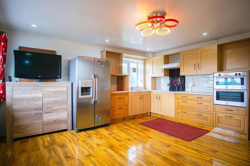 Property photo 3 of 6 Reception / Kitchen