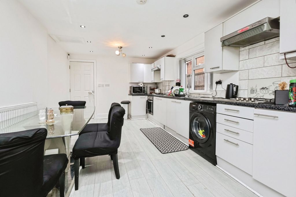 Property photo 3 of 18 Kitchen
