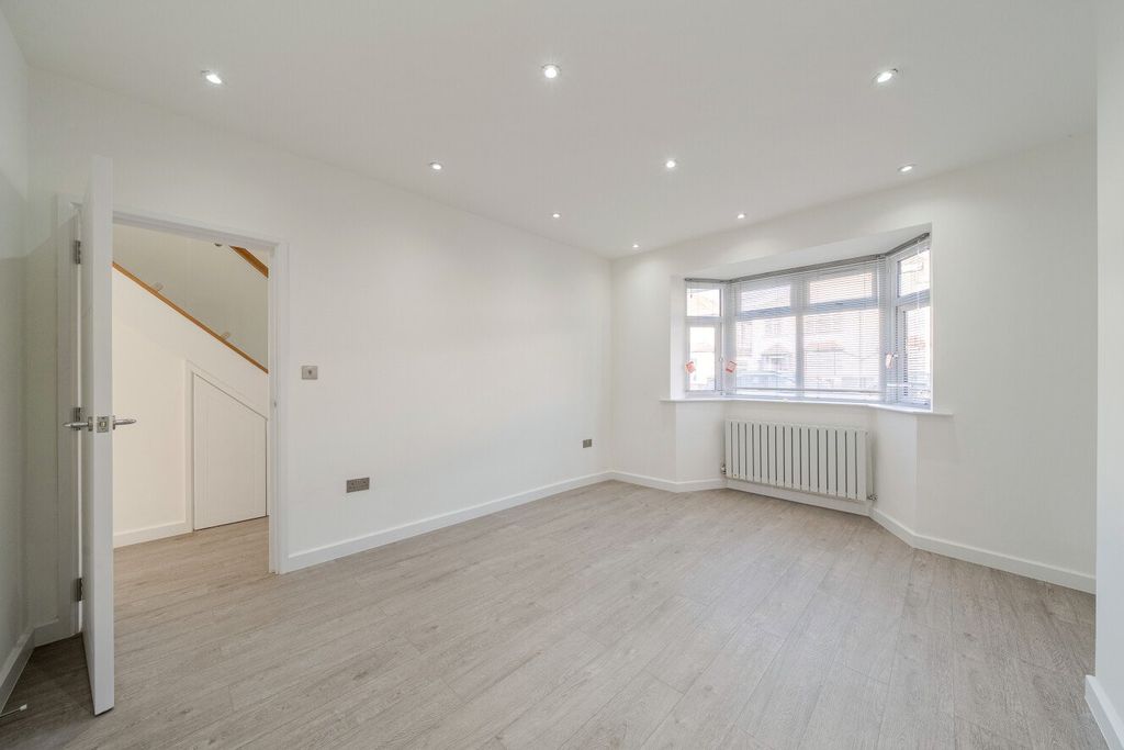 Property photo 2 of 14 Picture No. 11