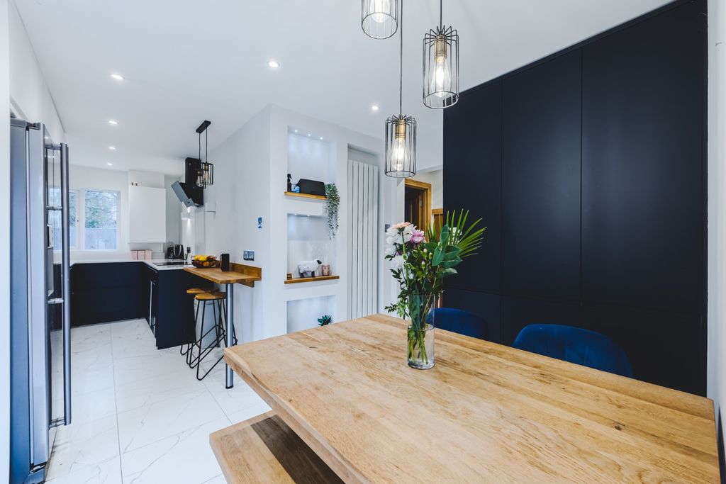 Property photo 2 of 33 3884023