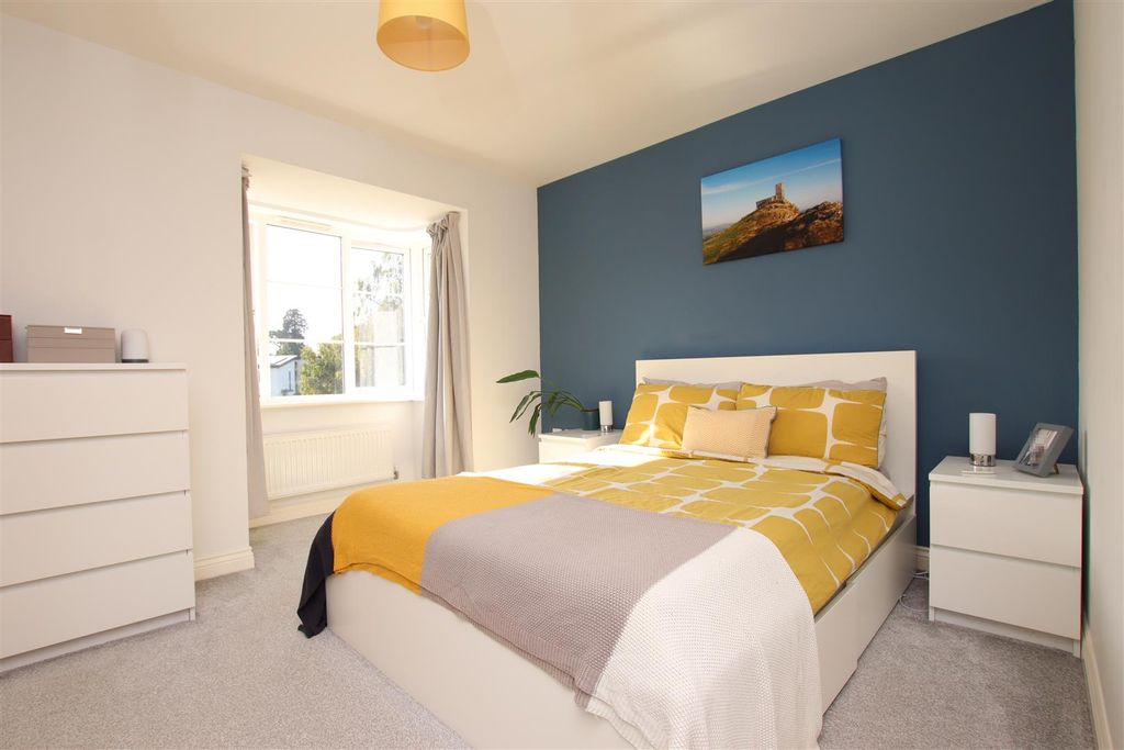 Property photo 3 of 16 Bedroom 1.Jpg