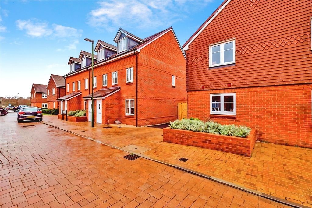 Property photo 1 of 8 Daisy Road