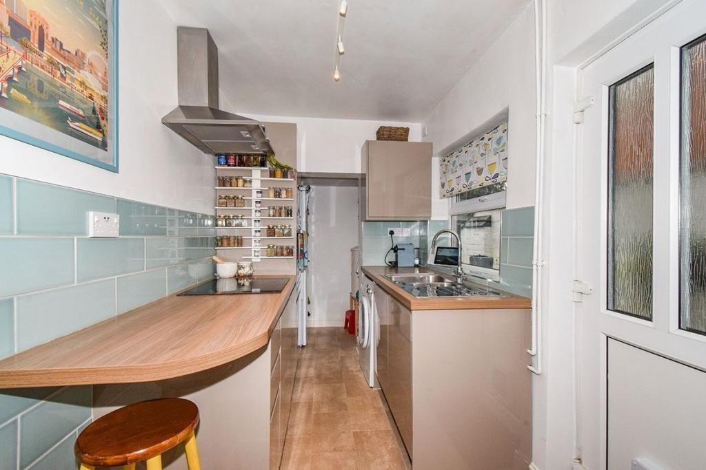 Property photo 3 of 8 Kitchen