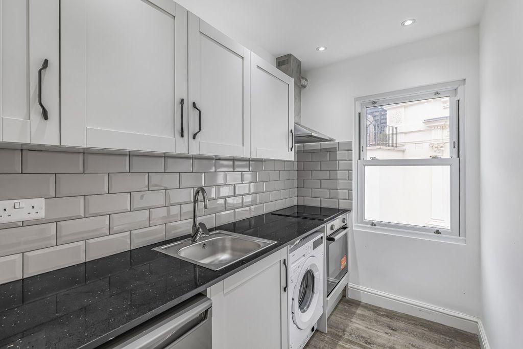 Property photo 3 of 10 Kitchen