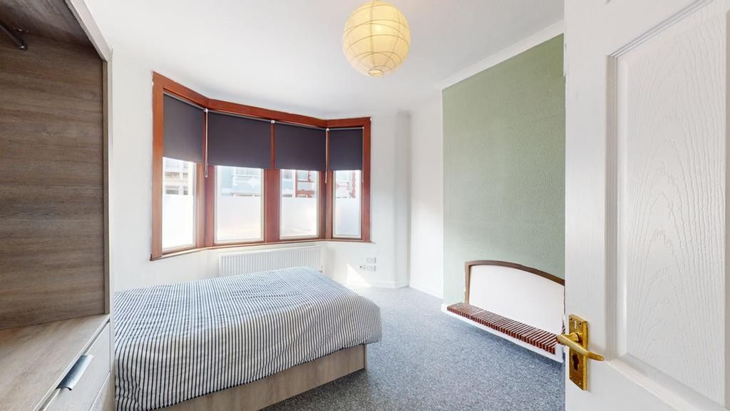 Property photo 1 of 25 A Spacious And Bright Large Double Bedroom Featuri...