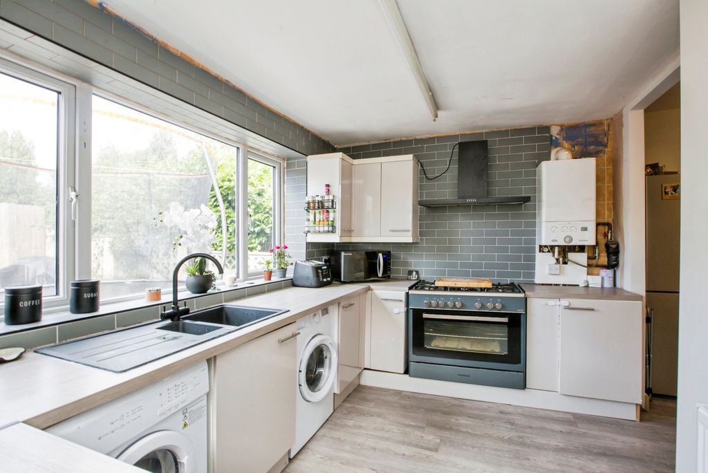 Property photo 3 of 17 Kitchen