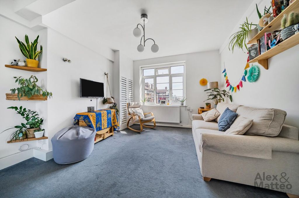 Property photo 1 of 11 Swan Mead