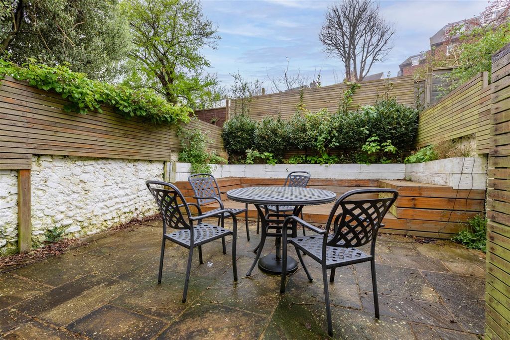 Property photo 3 of 8 Garden
