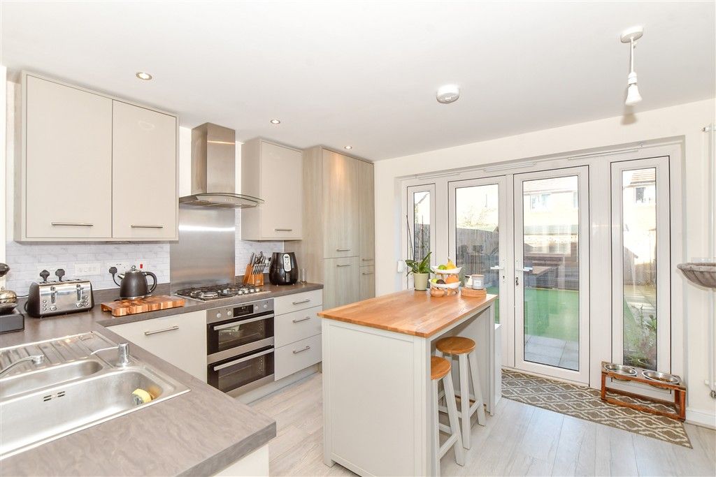 Property photo 3 of 11 Kitchen