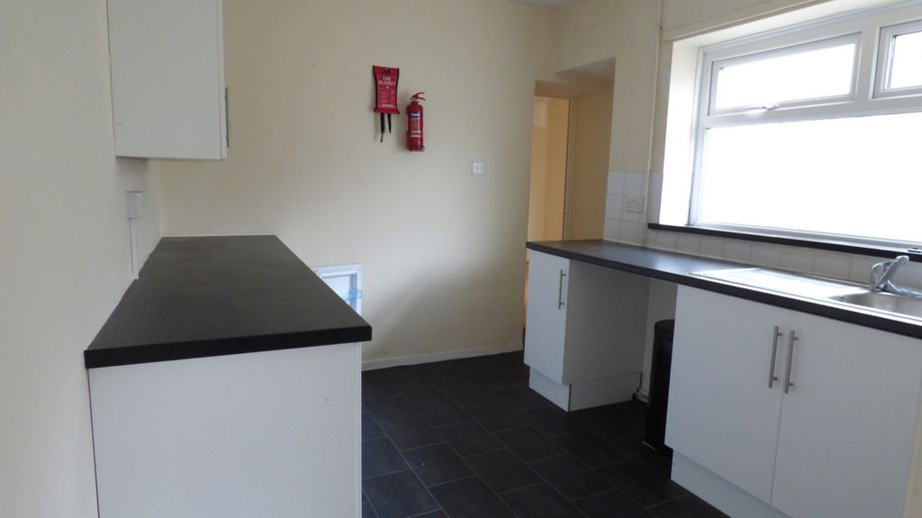 Property photo 2 of 6 Kitchen
