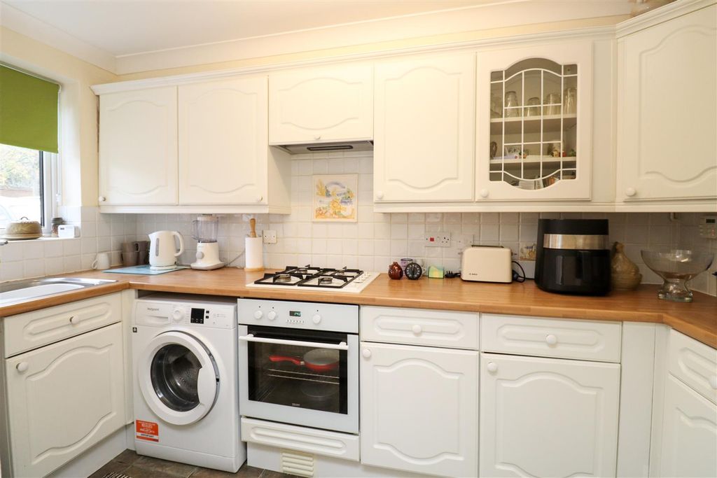 Property photo 3 of 12 Kitchen