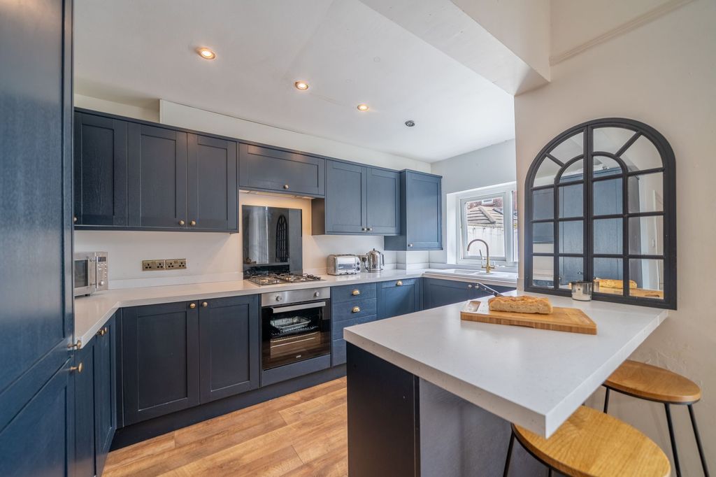 Property photo 2 of 22