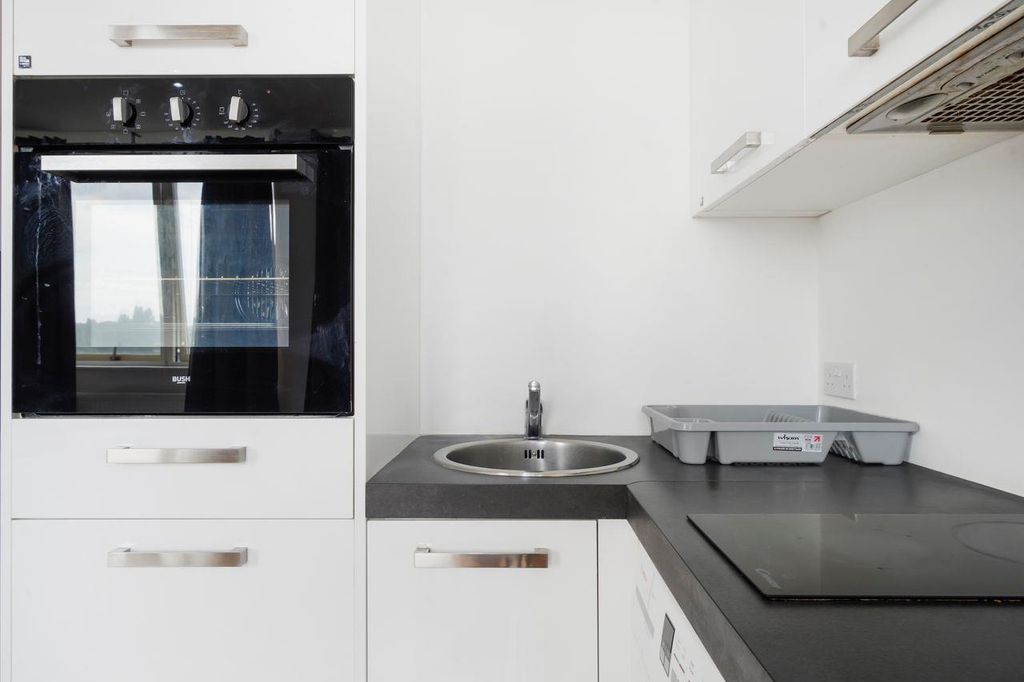 Property photo 3 of 16 Flat_78_Natwest_House,_225_Shenley_Road_-_Ztuqwdqd