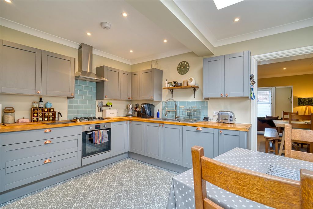 Property photo 2 of 10 Kitchen