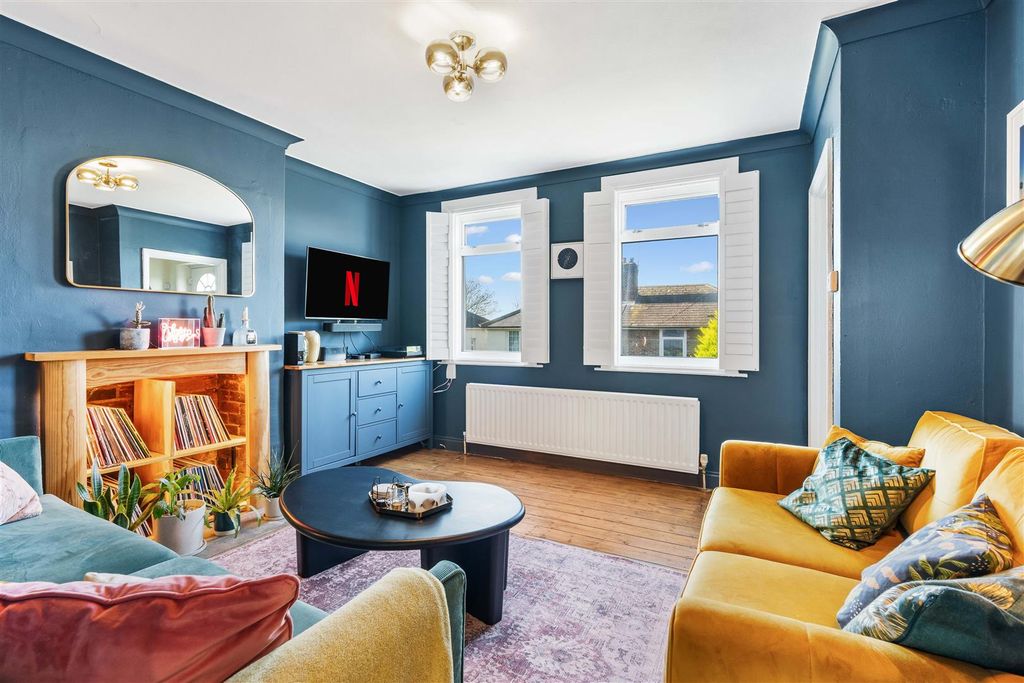 Property photo 2 of 18 Lounge