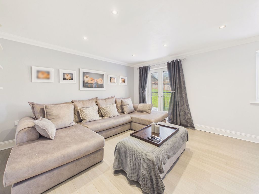 Property photo 3 of 15 Lounge