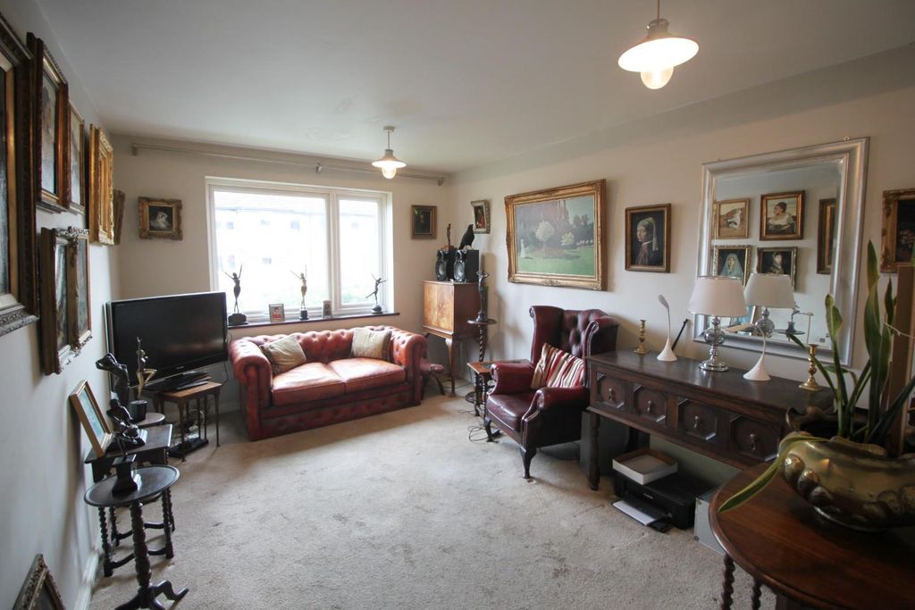 Property photo 2 of 9 Living.Jpg