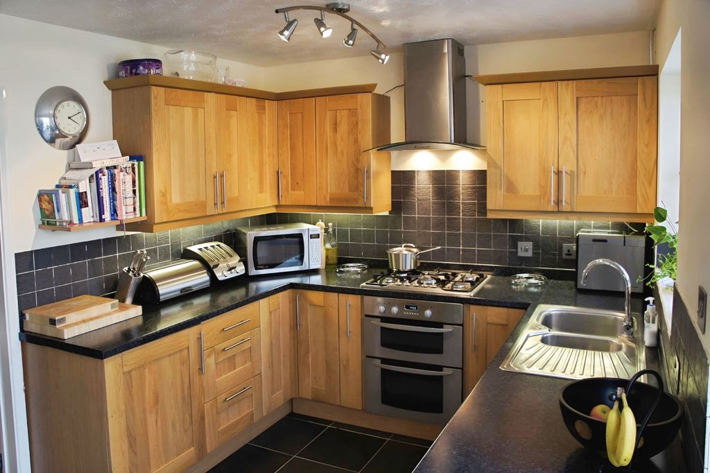 Property photo 3 of 9 Kitchen