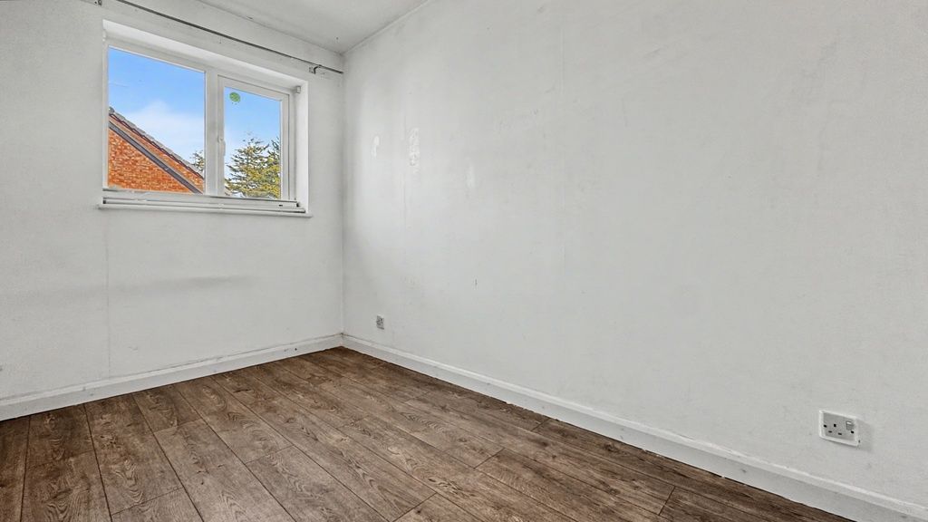 Property photo 1 of 9 Bright Bedroom With Stylish Wooden Flooring...