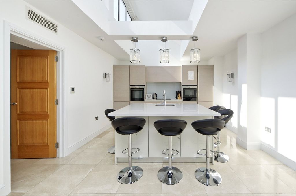 Property photo 3 of 10 Kitchen