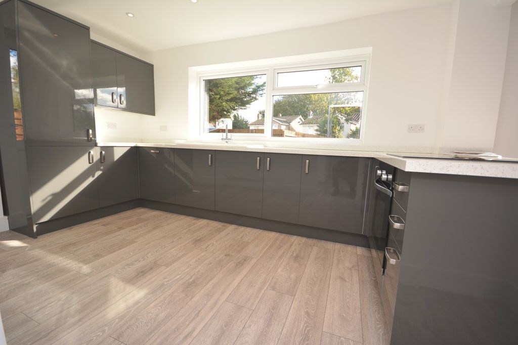 Property photo 3 of 8 Kitchen