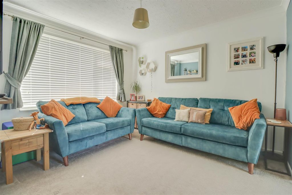Property photo 3 of 18 6 Sandown Road 25-11.Jpg