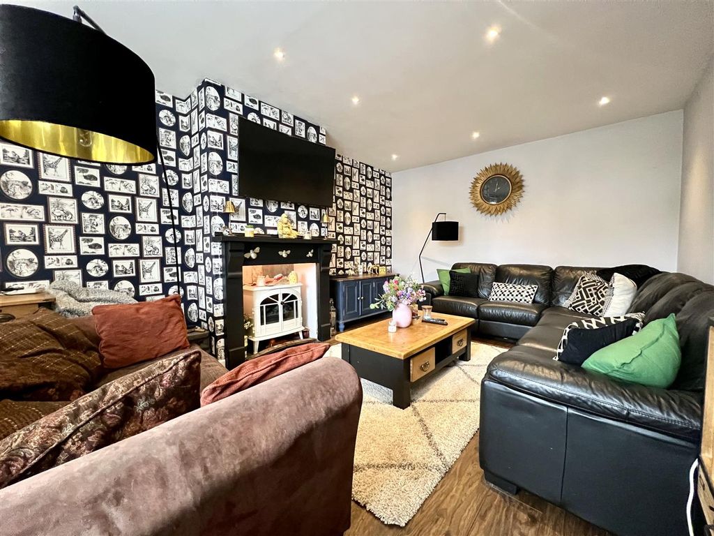 Property photo 3 of 39 Lounge