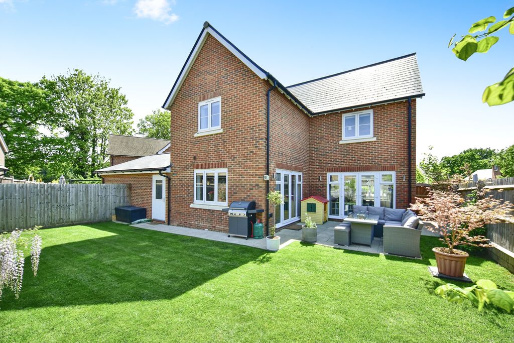 Property photo 1 of 20 Private Rear Garden With Back Garage Access
