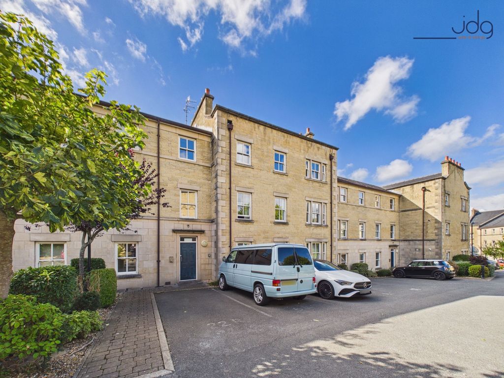 Property photo 1 of 11 Welcome To Royal Court!