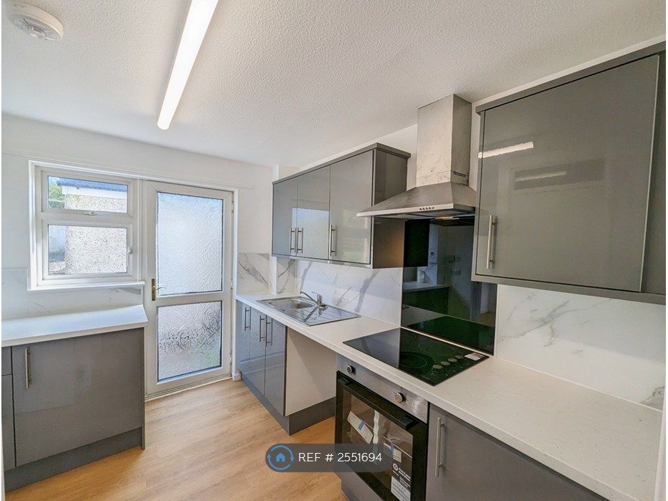 Property photo 3 of 9 Kitchen