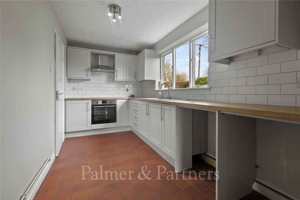 Property photo 3 of 11 Kitchen