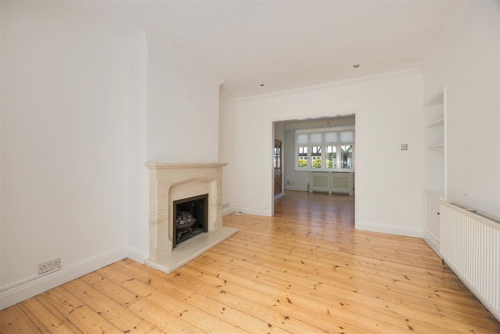 Property photo 2 of 21 Frinton Drive, Ig8