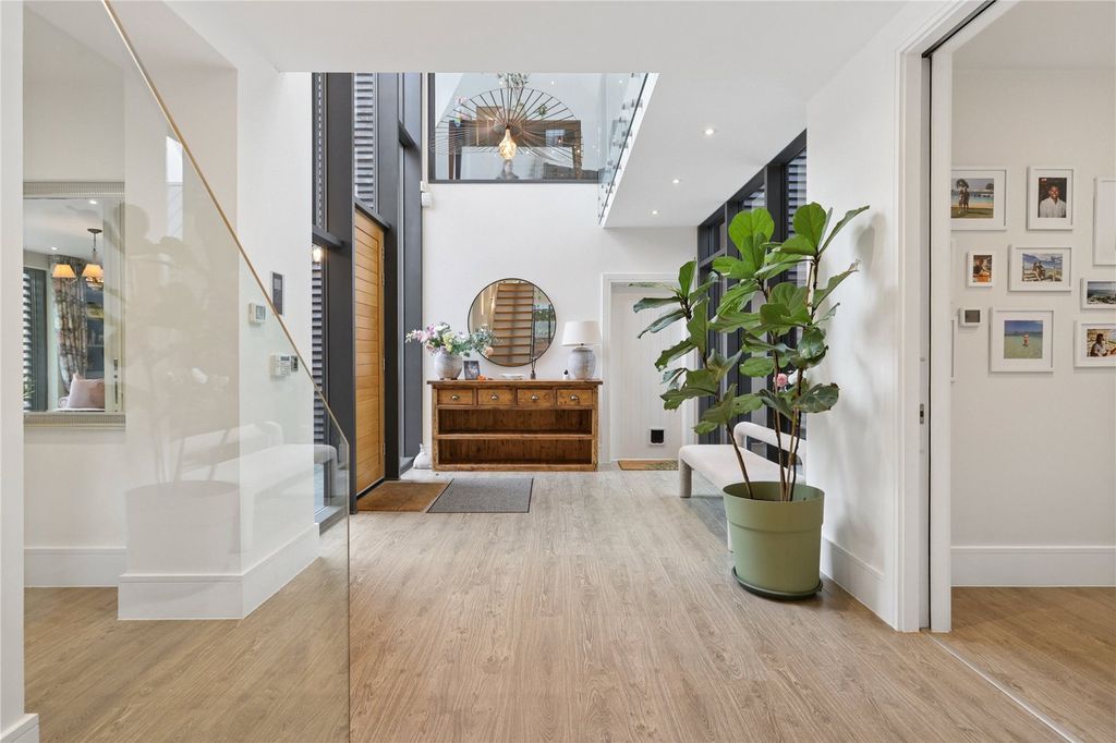 Property photo 2 of 19 Entrance Hall