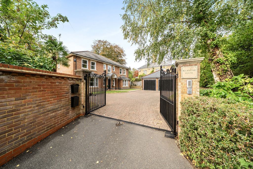 Property photo 1 of 19 External