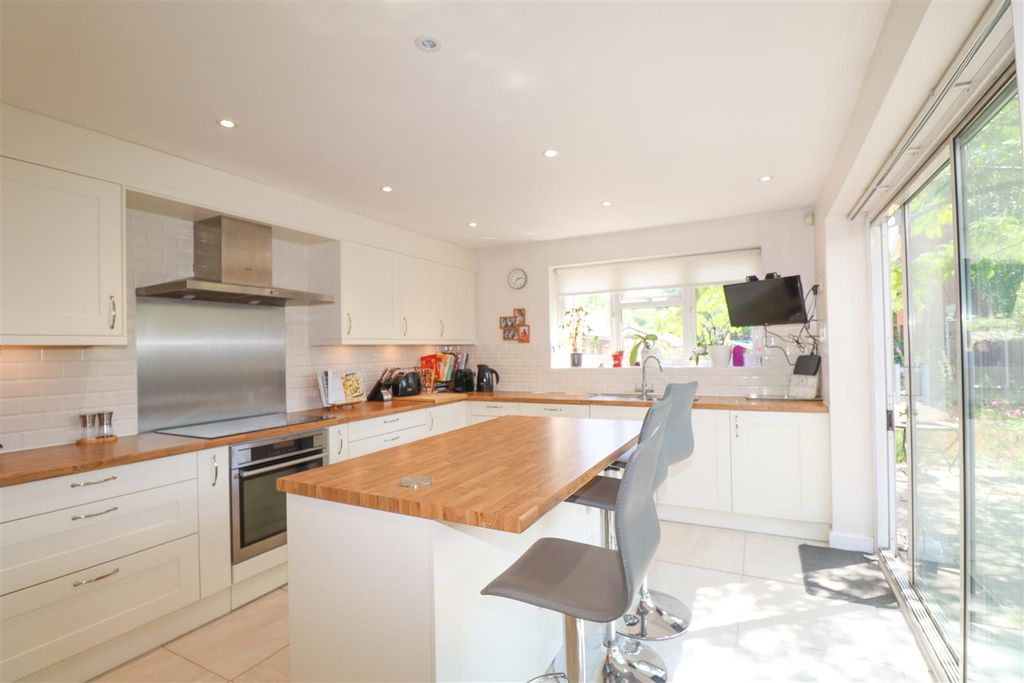 Property photo 2 of 18 Kitchen/Breakfast Room